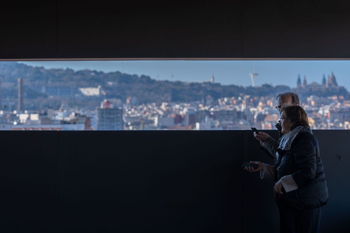 Ciutadans en el mirador de l'Ajuntament de Barcelona durant la jornada de portes obertes. 