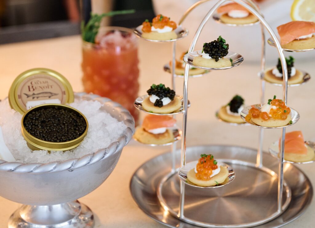 El árbol de blinis, con huevas de salmón y esturión.