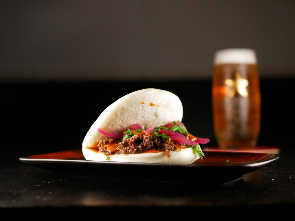 El bao de carrillera melosa con cebolla encurtida y salsa gochujang del Fat Cat.