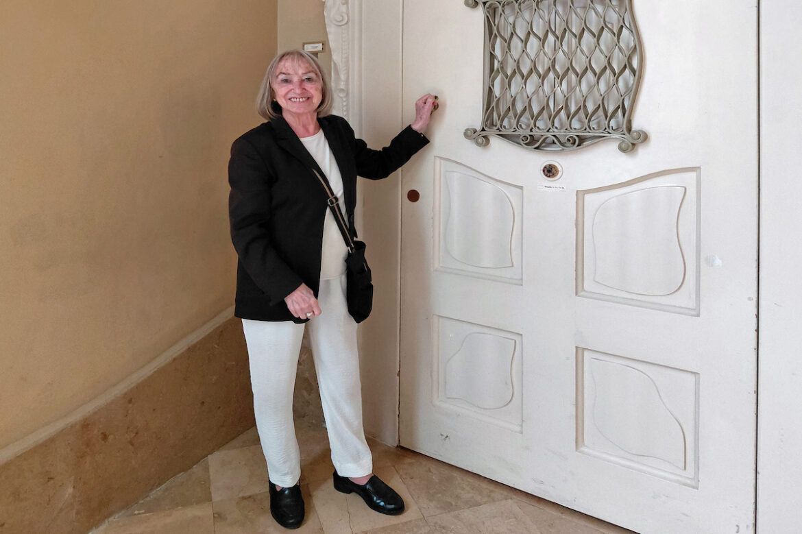 Elvira Roca-Sastre a la porta de la casa on va viure a La Pedrera. © Xavi Casinos