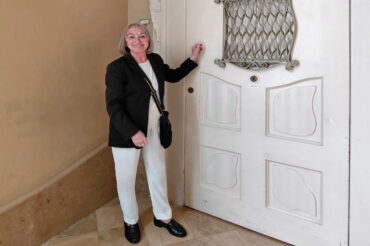 Elvira Roca-Sastre a la porta de la casa on va viure a La Pedrera. © Xavi Casinos