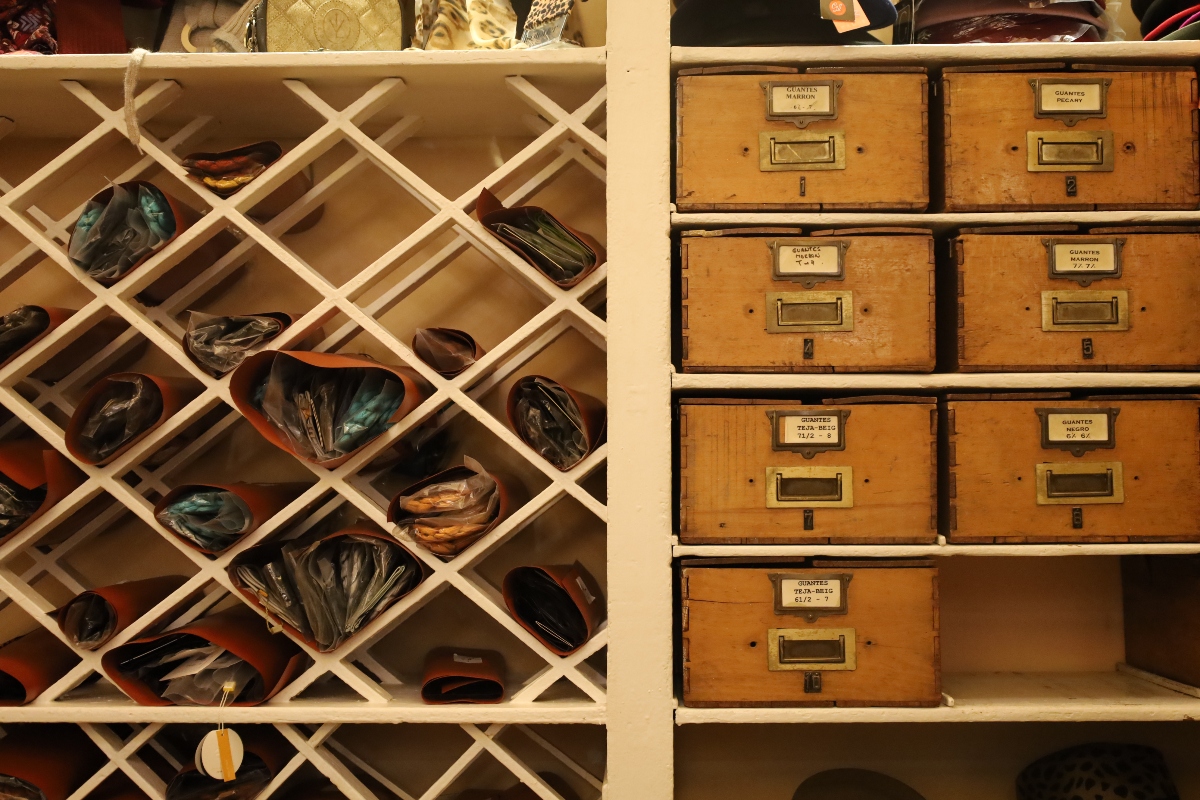 Estantes en la Guantería Alonso, en la calle Santa Anna de Barcelona, por Anna Badia