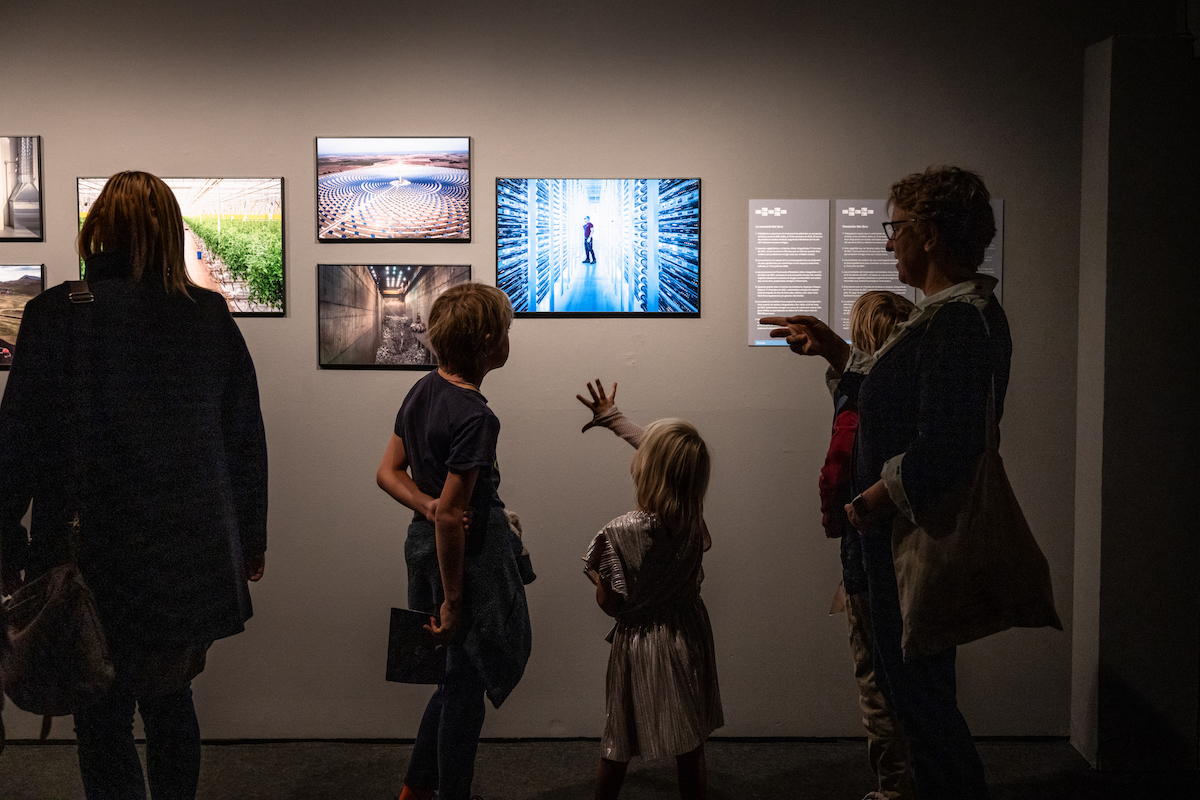Visitants a l'exposició World Press Photo