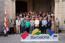 Foto de familia de la presentació de la FIL a l'Ajuntament, per Eli Don (ACN)