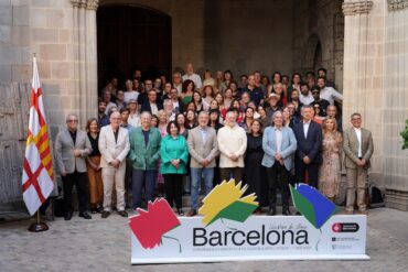 Foto de familia de la presentació de la FIL a l'Ajuntament, per Eli Don (ACN)