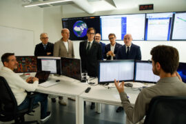 Autoritats i directius de Sateliot durant la inauguració del nou laboratori de la companyia.