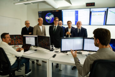 Autoritats i directius de Sateliot durant la inauguració del nou laboratori de la companyia.