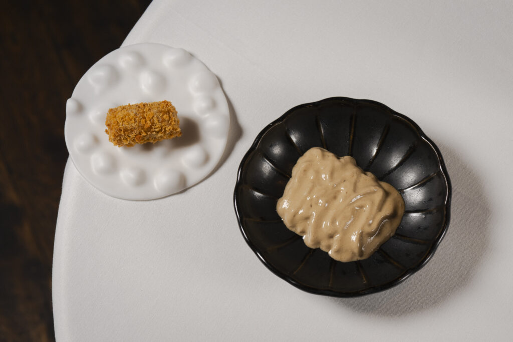 Juego visual y sabor intenso en el restaurante Kamikaze, distinguido con una estrella MICHELIN en la guía 2026.