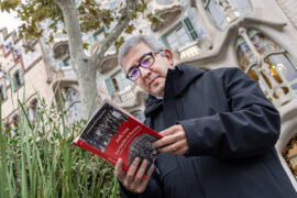 Jordi Amat amb el seu darrer llibre 'Les batalles de Barcelona'. © Àngel Bravo