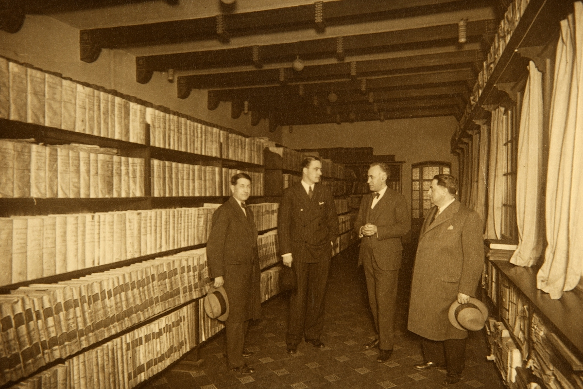 Josep Tarradellas, conseller de Governació de la Generalitat de Catalunya, acompanyat d’Agustí Duran i Sanpere i Santiago Marco, encarregat de la decoració de l’Arxiu Històric. © Josep Domínguez