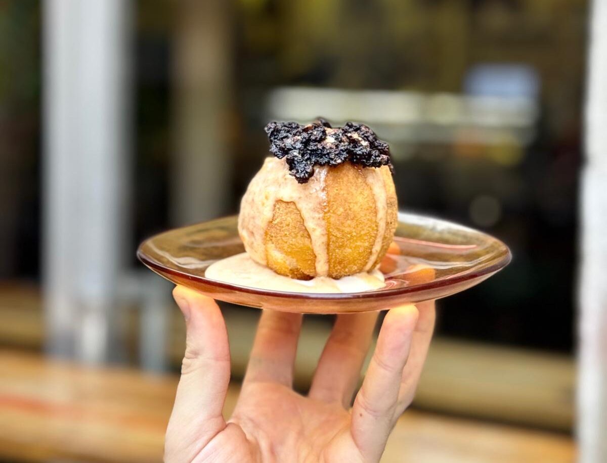 La bomba de butifarrón y queso azul con mayonesa de manzana, de La Ravala.