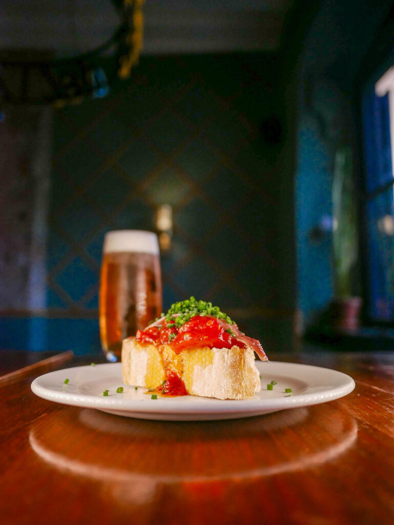 La tostadita de tomate confitado y anchoas de l’Escala de La Prudencia.