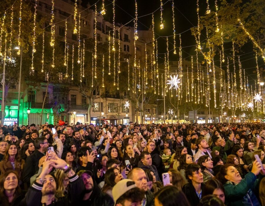 Luces de Navidad en el Paseo de Gràcia. 