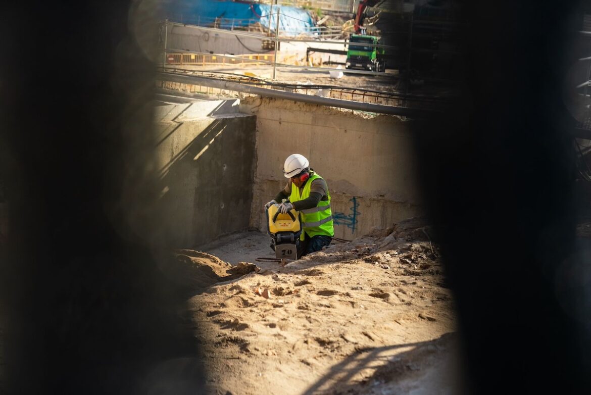 Un operario trabajando en unas obras en Barcelona. © Lucas Amillano