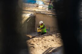 Un operario trabajando en unas obras en Barcelona. © Lucas Amillano