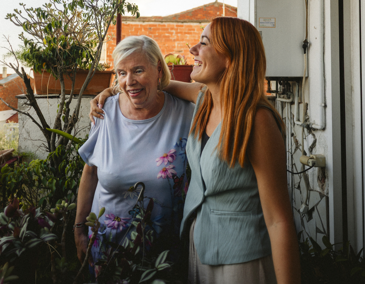 Blanca, participante del programa Siempre Acompañados de la Fundación ”la Caixa”, con una de las técnicas del programa. © 