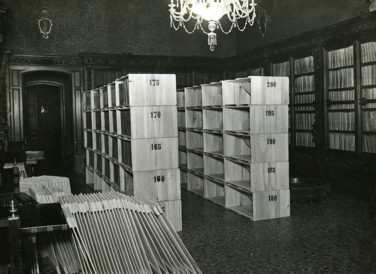 Sala de lectura per a infants a la Casa de l’Ardiaca, segons una fotografia de Carles Pérez de Rozas del 30 de desembre del 1936. .