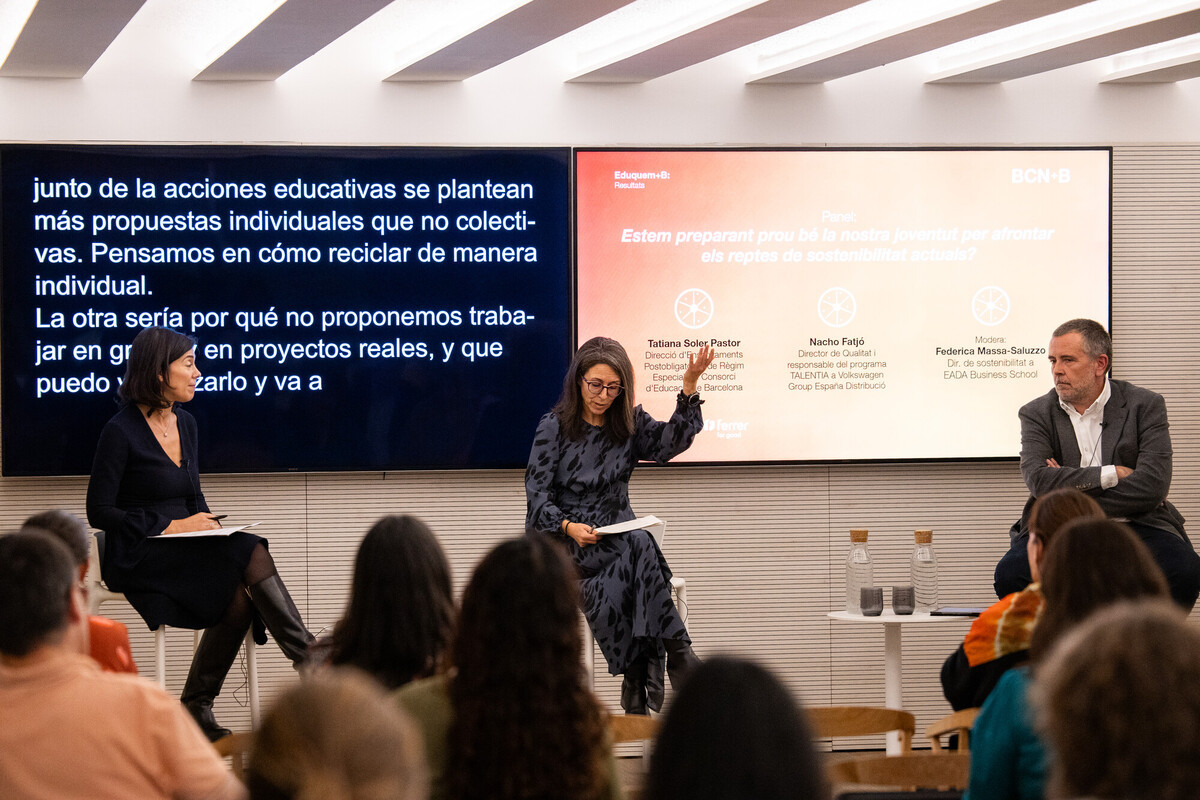 Taula rodona posterior a la presentació del test Be Ready for Now, amb Tatiana Soler, tècnica d’innovació a la Direcció d’Ensenyaments Postobligatoris i de Règim Especial del Consorci d’Educació de Barcelona, i Nacho Fatjó, director de Qualitat de Volkswagen Group España i responsable del programa TALENTIA, moderada per Federica Massa-Saluzzo. © EADA