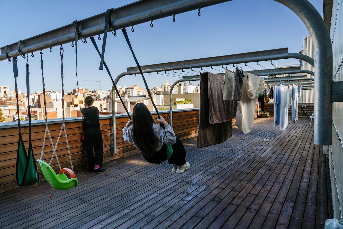 Unes joves a la terrassa d'un habitatge compartit. © Lucas Amillano