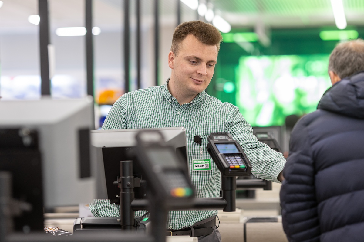 Treballador del supermercat Mercadona ubicat a l'avinguda Alacant de Lleida ciutat