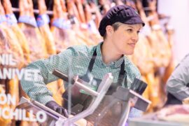 Treballadora del supermercat Mercadona ubicat a l'Avinguda Nova Augusta del municipi de Cambrils (Tarragona)