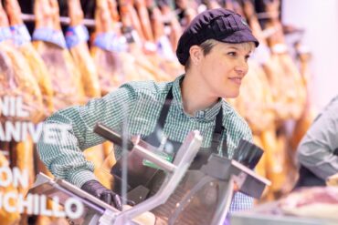 Treballadora del supermercat Mercadona ubicat a l'Avinguda Nova Augusta del municipi de Cambrils (Tarragona)