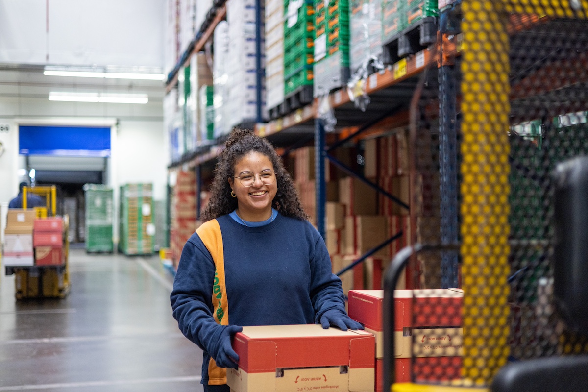 Treballadora d'un dels blocs logístics de Mercadona
