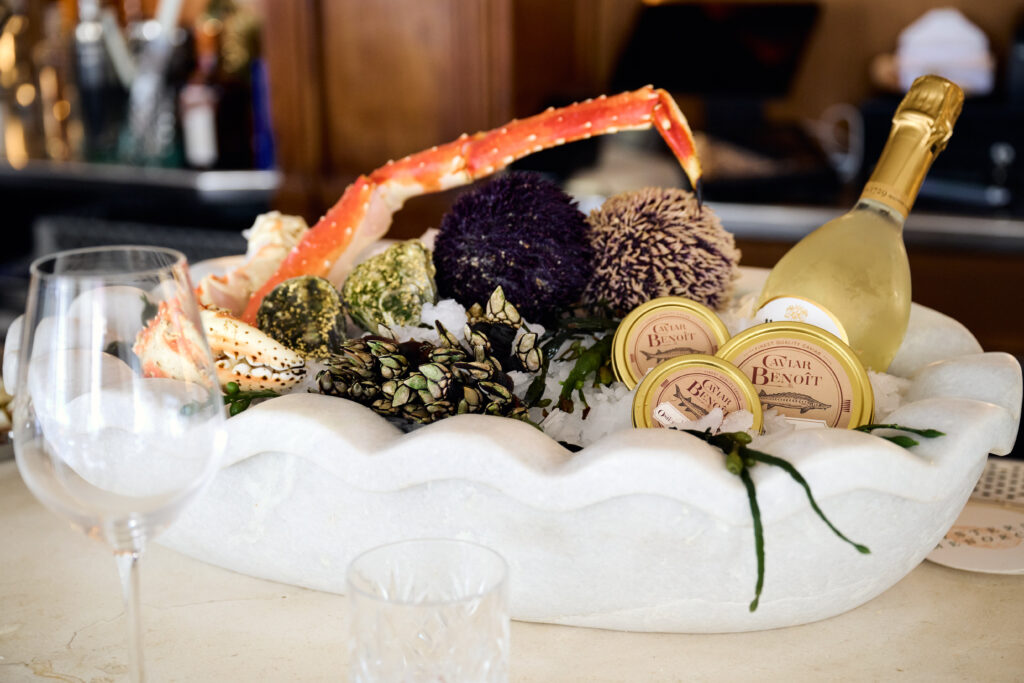 Uno de sus expositores de mármol en la barra.