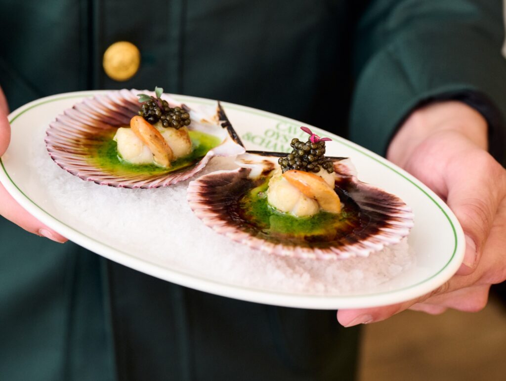 Vieiras con caviar en Oyster Menorca Barcelona. DANIEL SCHÄFER