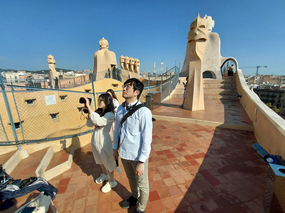 Visitants a La Pedrera. Al fons, l'arc des del qual es pot observar la Sagrada Família.