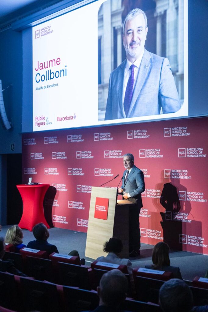Jaume Collboni, alcalde de Barcelona, en la ceremonia de entrega del galardón a Nadia Calviño