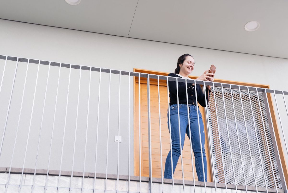 Una jove davant d'un pis de protecció oficial a Barcelona