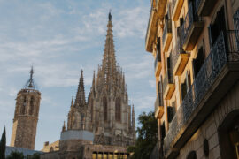 El carrer del Doctor Joaquim Pou dona una vista directa a la catedral. A la dreta, la façana lateral de l’hotel.