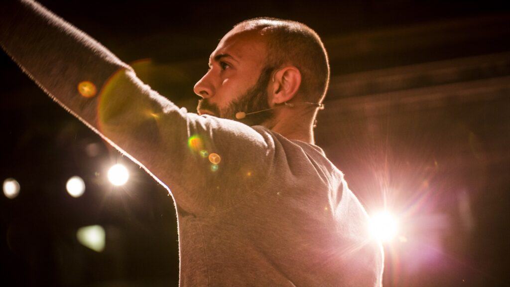 El monologuista Andreu Casanova parla sobre el repte de lligar avui dia a 'Tinder Sorpresa' al Teatre Goya