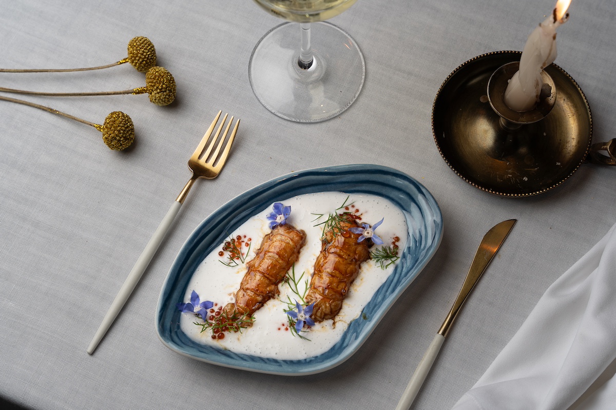 Cigala a la brasa amb flors silvestres, una de les propostes més refinades del menú del Virens