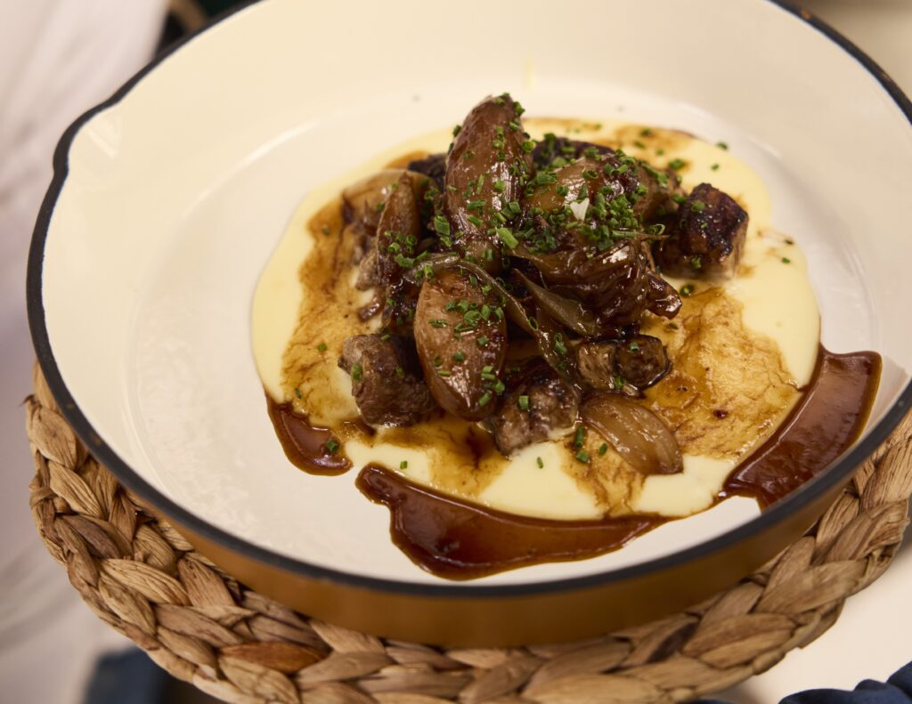 Dados de solomillo con parmetier y chalotas.