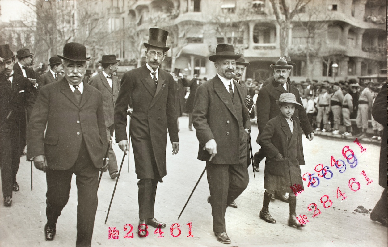 Directivos de 'El Noticiero Universal' en el Paseo de Gracia. © Josep Brangulí (Arxiu Nacional Catalunya)
