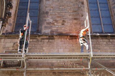 Dos operarios levantando el andamio en Santa Maria del Mar por Anna Badia
