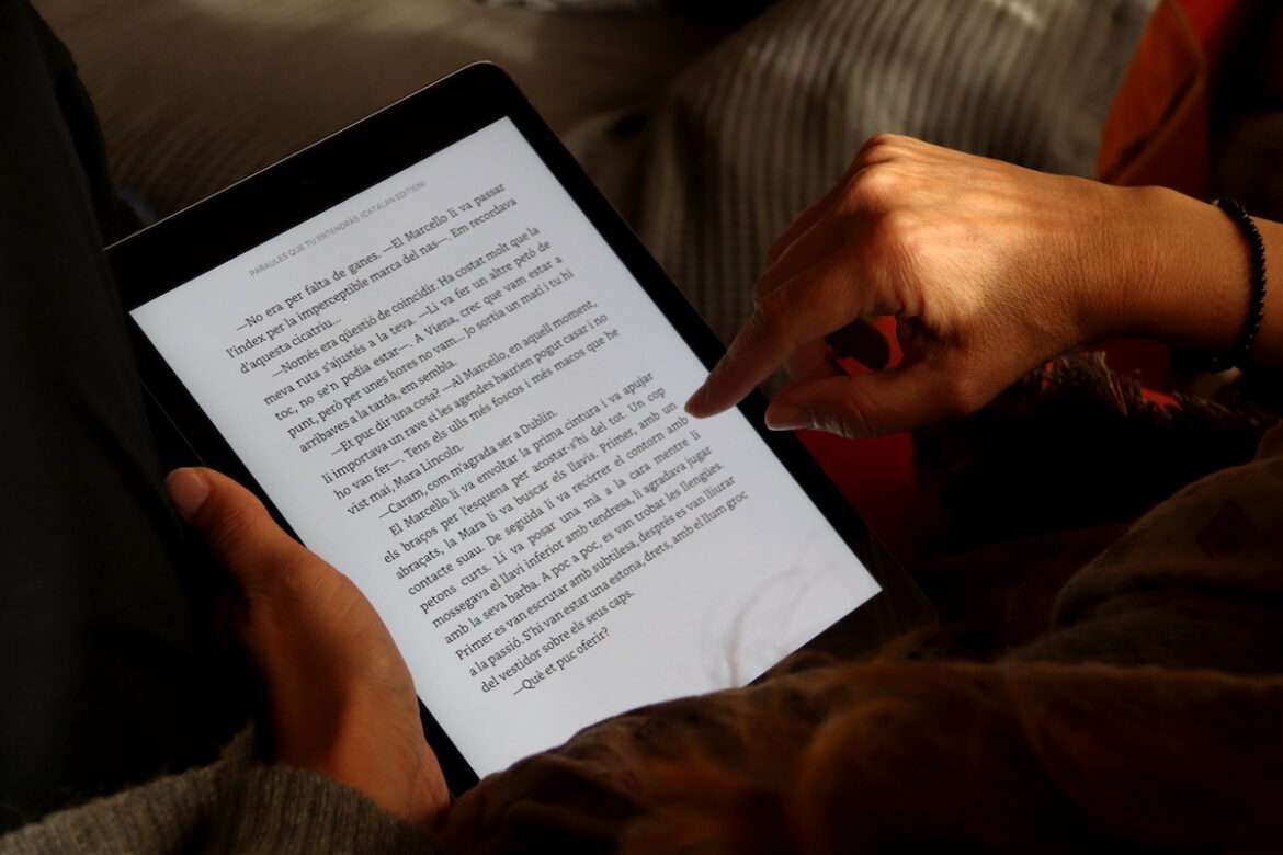 Primer pla d'un llibre digital.