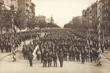 24 d'abril: Festa dels Sometents al passeig de Gràcia, en desfilen 40.000