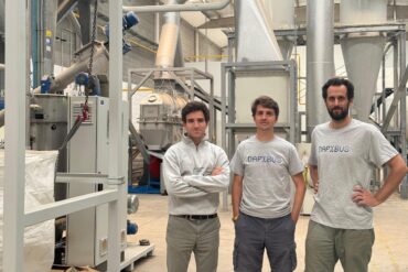 Arturo Almazor, Álex Segura y Carlos Conde en las instalaciones de la compañía en Abrera. © Dapibus