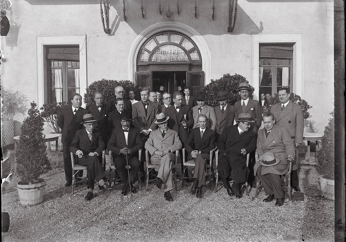 En primavera de 1933, Alfredo Palacios visitó Barcelona y se quedó el Florida. Varios personajes catalanes se fotografiaron con él en la puerta del hotel: Francesc Macià, Rafael Campalans, Carles Pi i Sunyer, Lluís Companys o Carles Riba estaban en la foto con el senador argentino (Josep Domínguez - AFB)