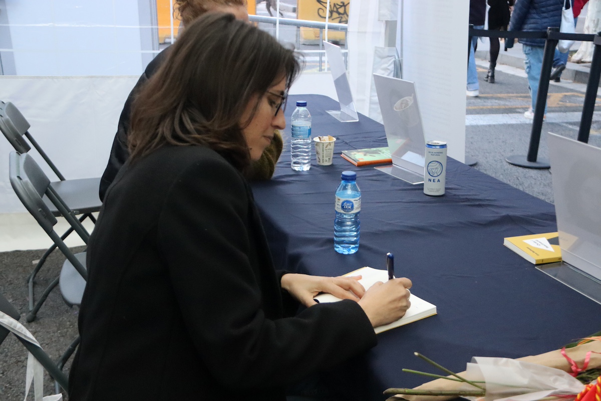 Eva Baltasar firmando libros en Sant Jordi por Eli Don / ACN