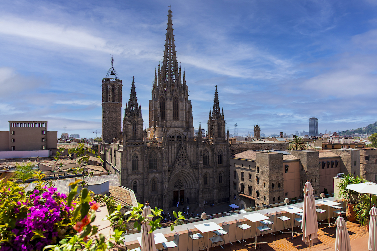 El terrado del hotel, bautizado como L’Atic, es un privilegiado mirador sobre el Gòtic con la catedral en primer plano.
