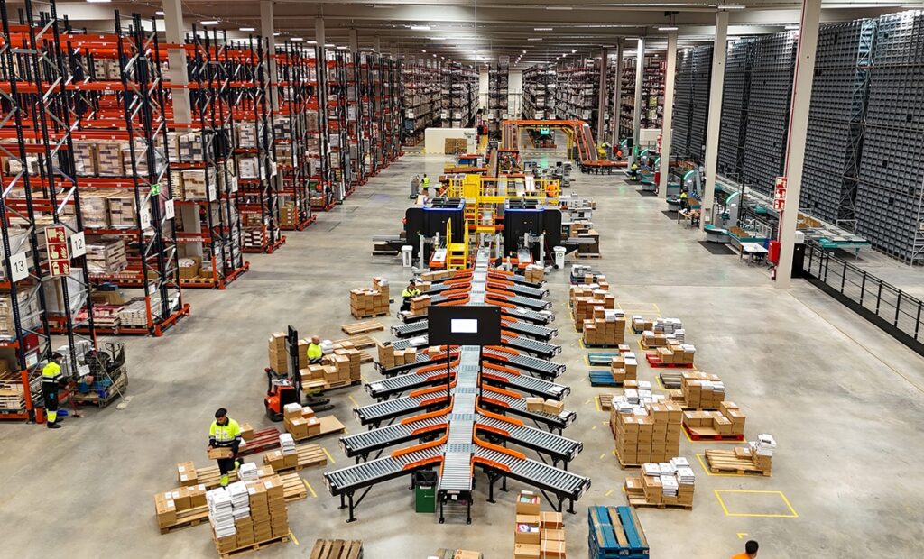 Interior del centre logístic de Penguin Random House a Cerdanyola del Vallès