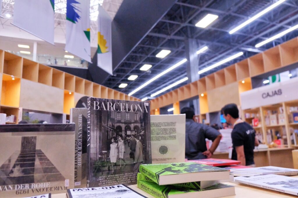 Llibres sobre Barcelona exposats a la FIL 2025