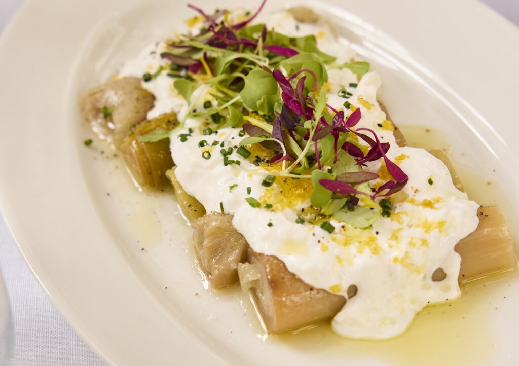 Puerros confitados con stracciatella y botarga. casa telmo