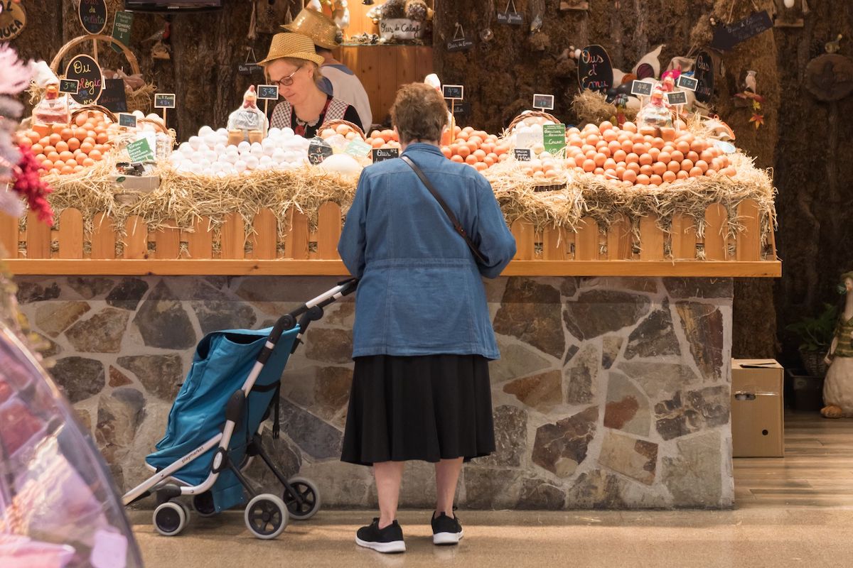 Una dona comprant. © Ceci Fimia