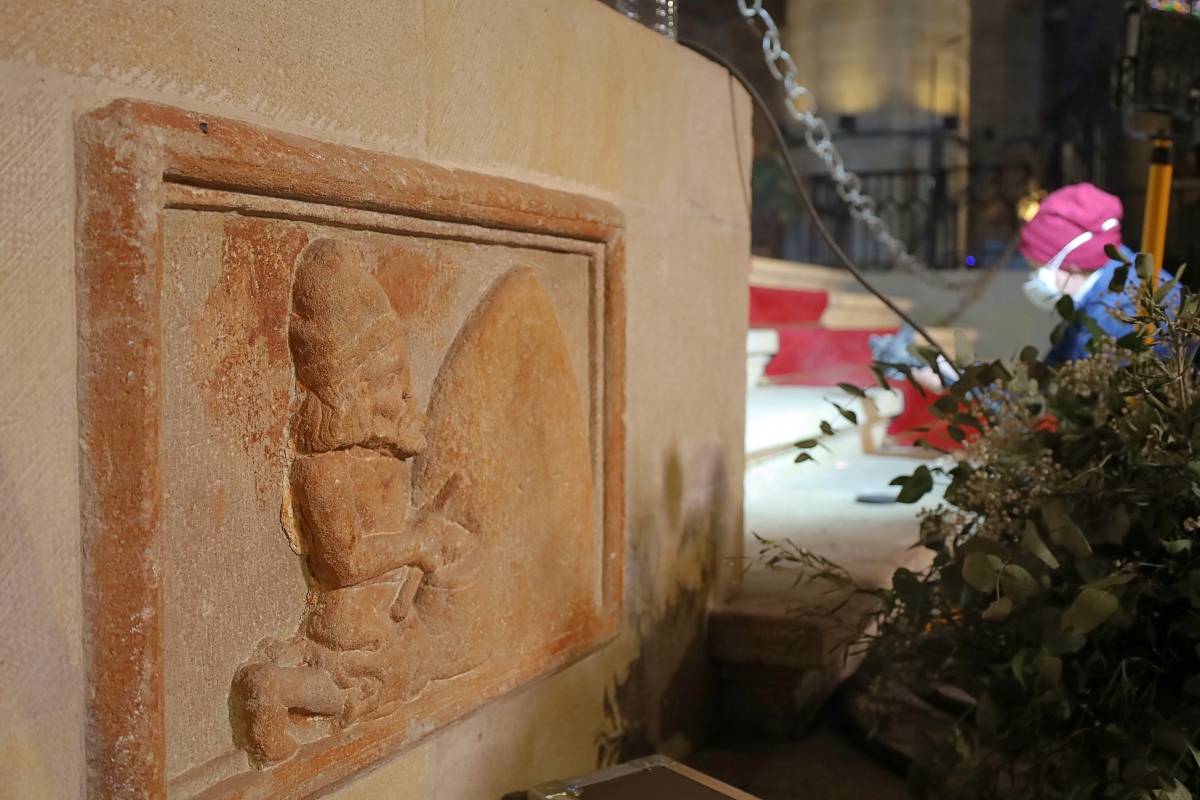 Una mujer limpia la escalera del altar de Santa Maria del Mar con láser por Anna Badia