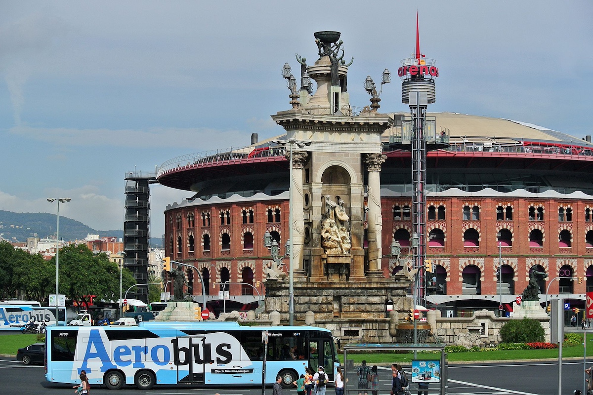 Aerobús en la plaza España por Vicente Zambrano. 